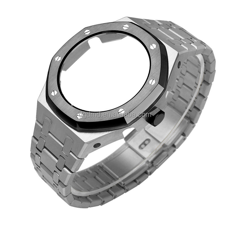 Boîtier argenté avec lunette noire