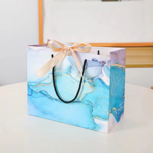 Sac en papier cadeau bleu marbré avec poignée en satin et logo personnalisé pour mariage, anniversaire, cosmétiques, fêtes - Product Image 6