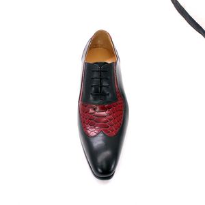Chaussures habillées formelles pour hommes en cuir noir à bout aile, motif python rouge rétro, empeigne patchwork - Product Image 3