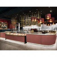 Comptoir de boulangerie-café personnalisé avec vitrine à pâtisserie, comptoir de bar rose pour café, designs modernes