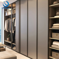 Système de rangement moderne et élégant pour armoire sur mesure de luxe avec conception de plan de travail personnalisée pour projets de villas au Moyen-Orient