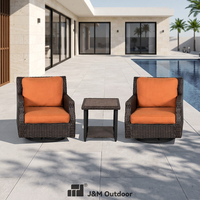 Canapé 2 places J&M Outdoor T715A avec structure en aluminium et table, ensemble de chaises en rotin PE tressé à la main avec coussins, pour usage extérieur.