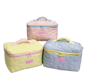 Trousse de Maquillage Mignonne avec Pochette Zippée 2024 Nouvelle Grande Capacité Matelassée de Voyage en Polyester Trousse Cosmétique Tendance Couleur Bonbon Douce - Product Image 1