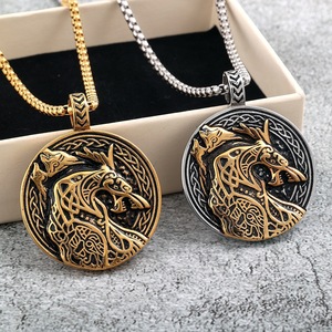 Yunnique – pendentif en acier inoxydable pour hommes, collier loup celtique, design animal double face, bijoux cadeau - Product Image 1