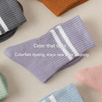 Chaussettes d'été rayées à double barre mi-mollet pour yoga et pilates, avec bordures côtelées très élastiques, semelles antidérapantes en silicone tricotées, idéales pour la danse