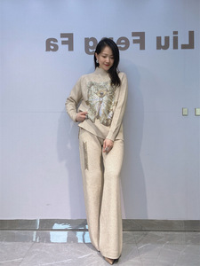 Ensemble deux pièces pour femme, style hiver, pull en tricot à col montant orné de strass, résistant, et pantalon large à taille élastique. - Product Image 3
