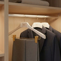 Cintres de luxe personnalisés en bois blanc pour costumes, vente en gros, cintres en bois massif pour vêtements, cintres personnalisés avec logo pour boutiques de vêtements