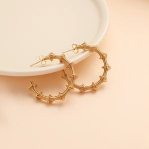 Boucles d'oreilles créoles torsadées vintage en acier inoxydable plaqué or 18 carats, hypoallergéniques, personnalisables, pour femmes - Product Image 5