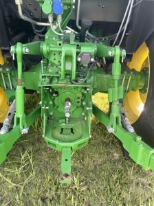 Tractor Agrícola John Deere 5090E de 90HP 4WD con Motor Diésel PowerTech y PTO 540E para Empacar Heno - Product Image 3