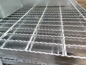 Grille en <span class=keywords><strong>acier</strong></span> soudée à chaud, galvanisée à chaud, à surface dentelée (découpe/laminage à chaud/poinçonnage) fabriquée en Chine. - Product Image 6