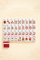 Ensemble de Mahjong américain Funky Trade Red Bagua, 160 tuiles |   Symbole du dragon grue Yin Yang |   Rouge et Or |   Personnalisation OEM du dos