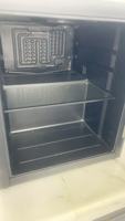 Refrigerador Vertical Compacto Kubigel KBC-68S de 68L, Descongelación Automática, Bloqueo de Puerta, Control Digital, Enfriamiento por Aire, Temperatura Única