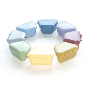 Estuche para Dentaduras Postizas de Plástico de 11x8.2x5.5cm para Uso Doméstico - Product Image 1