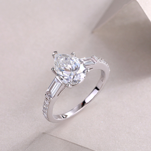 Anillo <span class=keywords><strong>de</strong></span> Diamante Creado en Laboratorio <span class=keywords><strong>de</strong></span> Talla Personalizada, 2.2ct, Corte Pera, Color D, Plata 925, Bañado al Vacío en <span class=keywords><strong>Oro</strong></span> <span class=keywords><strong>de</strong></span> 18K, Banda Pavé, Anillo <span class=keywords><strong>de</strong></span> Boda - Product Image 2