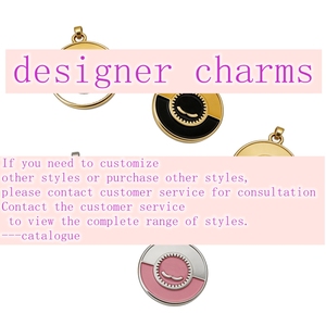 Ciondoli per custodie di cellulari, per artigianato fai da te, di lusso, di design, a forma di lettera, rosa baby, in miniatura, in metallo, con logo di marca, decorazione per borse, con retro piatto - Product Image 4