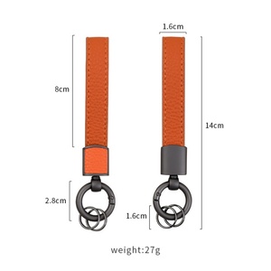 พวงกุญแจหนังลายลิ้นจี่เรียบง่าย พวงกุญแจคู่โลหะพร้อมสายคล้องมือ จี้ห้อยกระเป๋า สลักชื่อได้ เป็นของขวัญ ทำจาก PU และโลหะผสมสังกะสี - Product Image 4