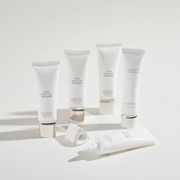 Tube souple en plastique de luxe vide à long bec verseur avec un nouveau bouchon triangulaire unique pour le nettoyant visage et la crème pour les mains