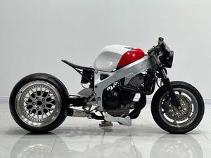 Moto <span class=keywords><strong>Cafe</strong></span> <span class=keywords><strong>Racer</strong></span> <span class=keywords><strong>1000cc</strong></span> personnalisée EFI Rouge et Blanc, cadre apparent, pneu arrière large, échappement modifié, style rétro - Product Image 1
