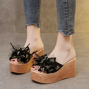 Pantoufles d'extérieur surdimensionnées 2024 Summer Matsuke Slope Heel Thick Sole Cartoon Bow Sandals Beach Sandals Flat Women's Shoes