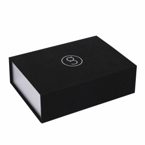 Scatole Regalo Natalizie di Lusso in Cartone Nero Riciclabile con Chiusura Magnetica, Confezioni Personalizzate per Calzini - Product Image 6