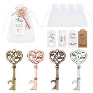 Llavero abridor de botellas con colgante para boda, recuerdo de fiesta con etiqueta y bolsa para decoración de bodas - Product Image 1