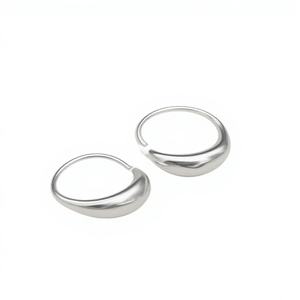 Pendientes de Aro Gruesos Minimalistas Plateados para Mujer, Pendientes Huggie Minimalistas al por Mayor - Product Image 1