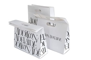 Bolsa Negra Personalizada <span class=keywords><strong>de</strong></span> Lujo Hecha <span class=keywords><strong>a</strong></span> <span class=keywords><strong>Mano</strong></span> con Estampado en Dorado, Relieve, Laminación Mate y Brillante, Recubrimiento UV para Prendas - Product Image 4