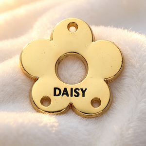 Plaque de nom en métal personnalisée, plaquée argent, polie, pour sacs et vestes, faible MOQ, échantillon disponible pour foulards, logo personnalisé - Product Image 3