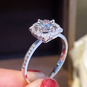Anello con Cristalli Quadrati e Pavé di Diamanti per Donne, Elegante Accessorio Moda per Uso Quotidiano e Feste - Product Image 4