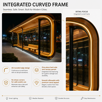 Abri de bus solaire moderne à bande LED incurvée, station d'attente de bus urbain intelligente à grain de bois
