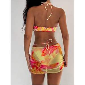 ชุดบิกินี่ลายดอกไม้ 3 ชิ้นสำหรับผู้หญิง พร้อมกระโปรงคลุมแบบผูกเชือก เอวยางยืด ชุดว่ายน้ำทรงไม่สมมาตร - Product Image 3