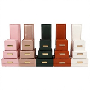 Boîte à bijoux de luxe personnalisable par le fabricant, en cuir PU écologique, avec fermeture à boucle pour pendentifs, bracelets, bagues et joncs - Product Image 1