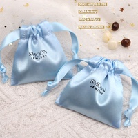 Petit sac Sati à cordon imprimé de logo personnalisé Emballage de paquet de cheveux cadeau de bijoux de luxe Sac pochette anti-poussière en satin de soie bleu