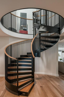 Escalier en colimaçon moderne en bois massif pour intérieur avec design de grille en acier