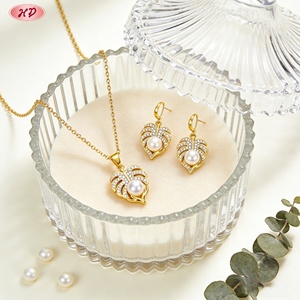 ชุดเครื่องประดับแฟชั่น Hengdian Jewelry ลายใบมอนสเตอร่า ประดับมุกและเพชรซิคอนเกรด AAA ชุบทองเหลือง 18K ขายส่งสำหรับผู้หญิง ใส่ได้ทุกวันและงานปาร์ตี้ - Product Image 5