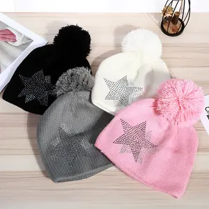 2024 nuevo diseño de gorro de punto de invierno para mujer Material de lana lindo pompón de piel tejido gorro de perforación caliente disponible al por mayor