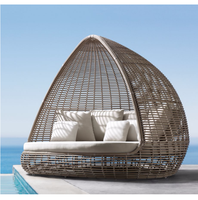 Chaises longues de luxe vertes pour l'extérieur, lit rond à baldaquin antique pour la plage