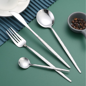 Juego de Cubiertos Portugueses con Diseño de Piedra, Cuchillo, Tenedor y Cuchara de Acero Inoxidable, 4 Piezas, en Caja de Regalo - Product Image 4