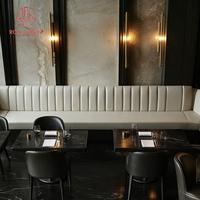 Canapé en cuir rembourré de style minimaliste moderne et luxueux, table avec structure en marbre, ensemble de chaises avec pieds en métal, mobilier pour salle à manger, café, restaurant