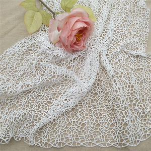 Tissu en dentelle soluble dans l'eau 100% polyester brodé de fleurs pour robes de mariée, vêtements, chapeaux, sacs et plus encore - Product Image 5