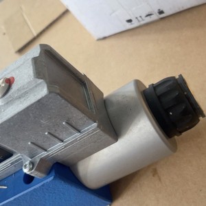R901542397 4WREE10E75-3X/V/24A1 วาล์วควบคุมทิศทางไฮดรอลิกแบบสัดส่วนสำหรับอุปกรณ์อุตสาหกรรม - Product Image 1