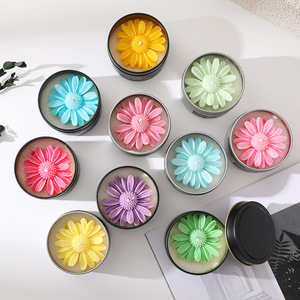 Petite bougie artisanale en cire de soja dans un pot en fer, motif petite marguerite, pour cérémonie, festival de la déesse, mariage, cadeau créatif - Product Image 1
