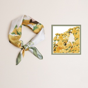 Sciarpa Quadrata Piccola Estiva di Tendenza, in Seta con Stampa Floreale, Versatile ed Elegante per Donne - Product Image 5
