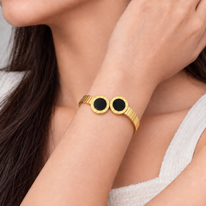 Bracelet jonc à double médaillon, en acier inoxydable avec placage sous vide en or 14 carats, bords à chiffres romains et centres noirs - Product Image 5
