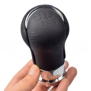 Perilla de palanca de cambios de Alta Calidad 2015-2020, engranaje de balonmano de cuero REVO para <span class=keywords><strong>TOYOTA</strong></span> <span class=keywords><strong>HILUX</strong></span> 6/5 <span class=keywords><strong>Speed</strong></span> Car - Product Image 3