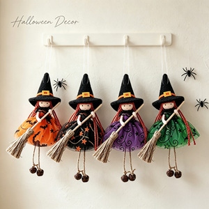 QY Decoración para el Hogar y Fiestas, Adornos y Accesorios para el Festival de la Cosecha, Muñecos de Peluche con Campana, Muñeca Bruja con Escoba de Halloween, Colgantes Decorativos - Product Image 1