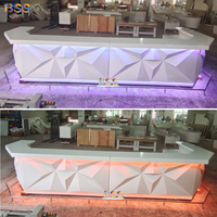Fabricants de mobilier de bar moderne sur mesure en forme de U avec surface solide LED blanche de luxe pour banquet, restaurant, hôtel, comptoir de bar
