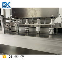 Machine de remplissage et de bouchage automatique à 4 stations pour sachets de smoothies superalimentaires biologiques sans sucre ajouté, saveur baies, à bec verseur droit