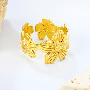 Bagues empilables tendance en acier inoxydable plaqué or 18 carats pour femmes, bijoux fantaisie, anneaux ouverts ajustables à motif floral épais - Product Image 3