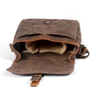 Sac bandoulière unisexe personnalisé en <span class=keywords><strong>toile</strong></span> <span class=keywords><strong>cirée</strong></span> et cuir Crazy Horse <span class=keywords><strong>pour</strong></span> appareil photo et équipement numérique, avec clip à bouton, fabriqué au Fujian, Chine - Product Image 5